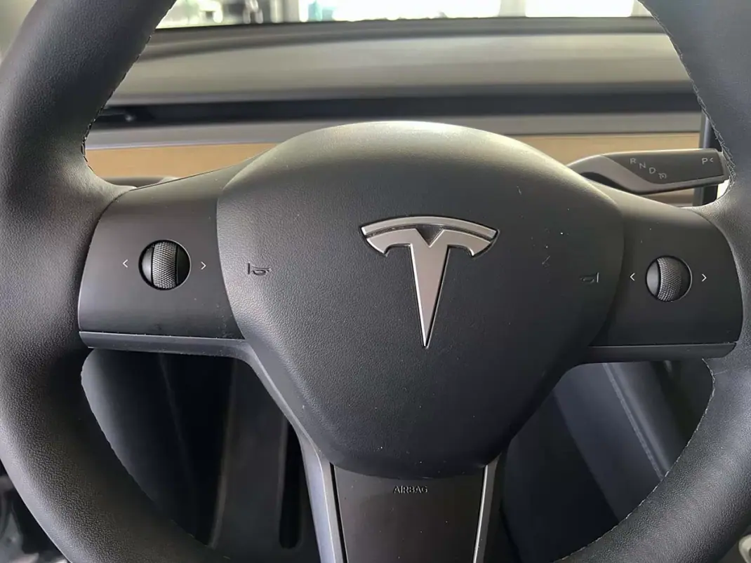 Tesla Model Y 2023 - 34600 EUR, 64322 km - 64322km - foto 9 de 26