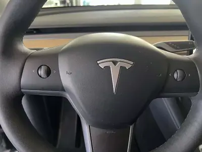 Tesla Model Y 2023 - 34600 EUR, 64322 km - 64322km - foto 9 de 26