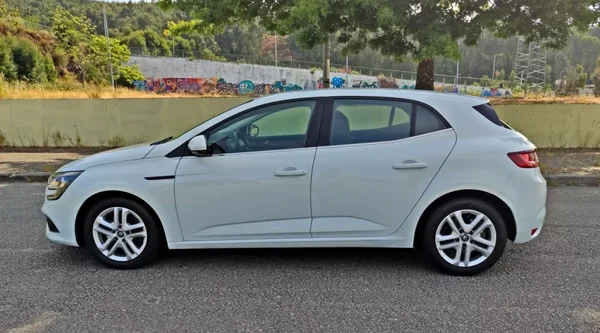 Renault Mégane 2016 - 10500 EUR, 136472 km - AUTO.MOTO.pt - 136472km - foto 6 de 15