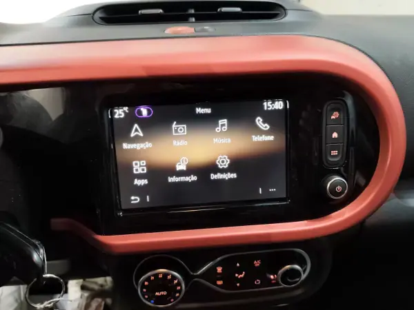 Renault Twingo 2020 - 12300 EUR, 53000 km - AUTO.MOTO.pt - 53000km - foto 16 de 28