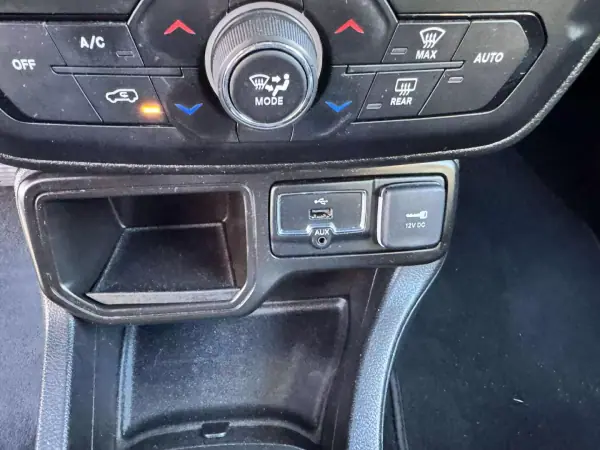 Jeep Renegade 2020 - 17000 EUR, 120000 km - AUTO.MOTO.pt - 120000km - foto 18 de 22
