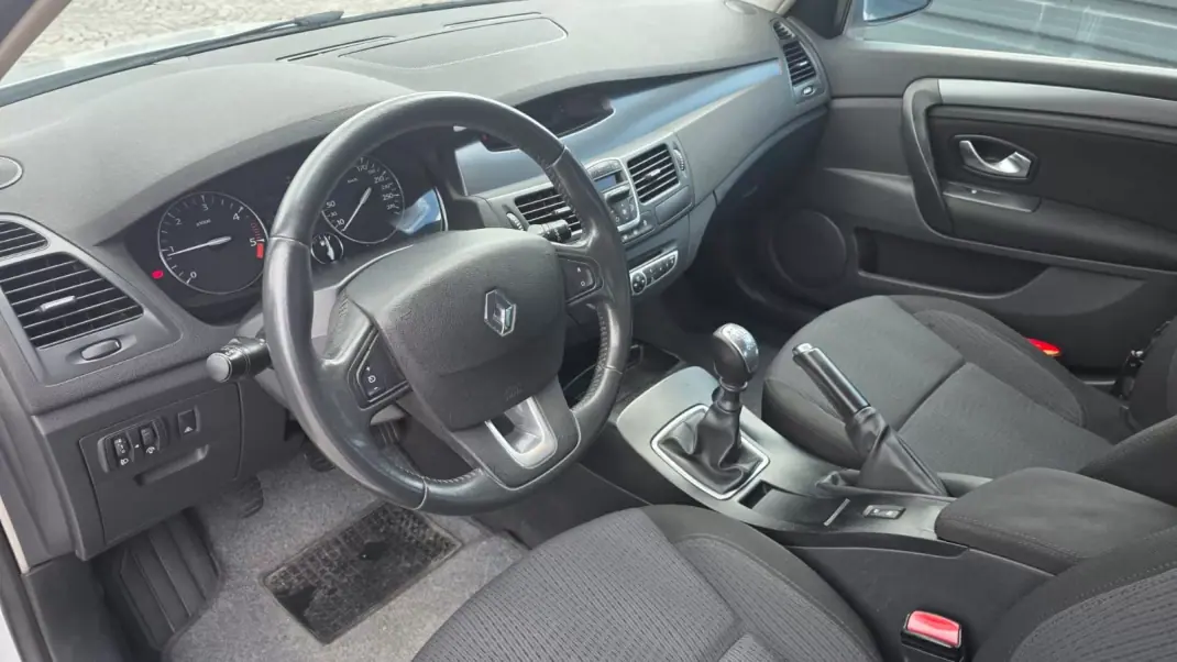Renault Laguna 2007 - 4490 EUR, 213000 km - AUTO.MOTO.pt - 213000km - foto 8 de 16