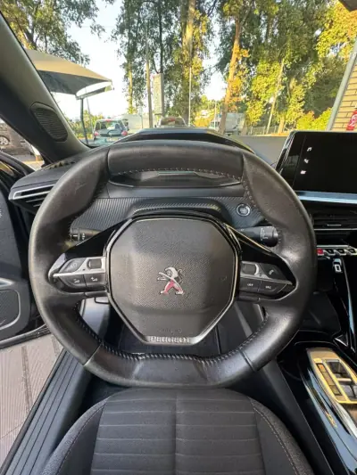 Peugeot e-2008 2022 — photo 5 of 15