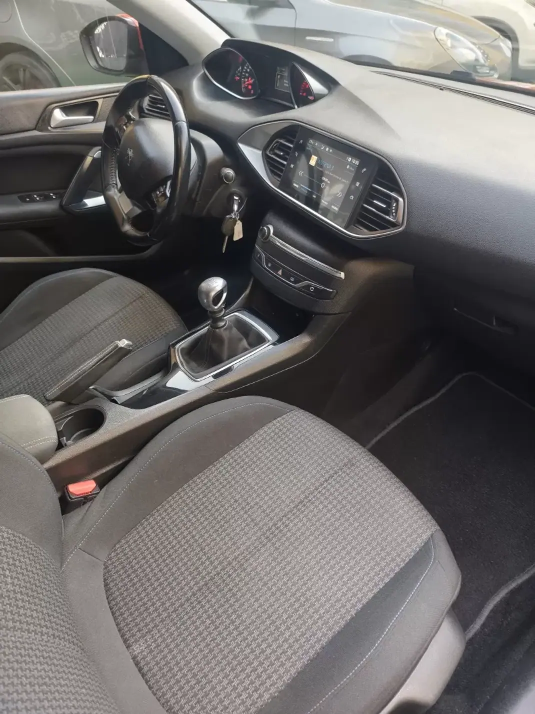 Peugeot 308 2019 - 11990 EUR, 155000 km - AUTO.MOTO.pt - 155000km - foto 7 de 16