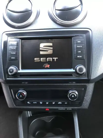 SEAT Ibiza 2016 - 10750 EUR, 142000 km - AUTO.MOTO.pt - 142000km - foto 15 de 33