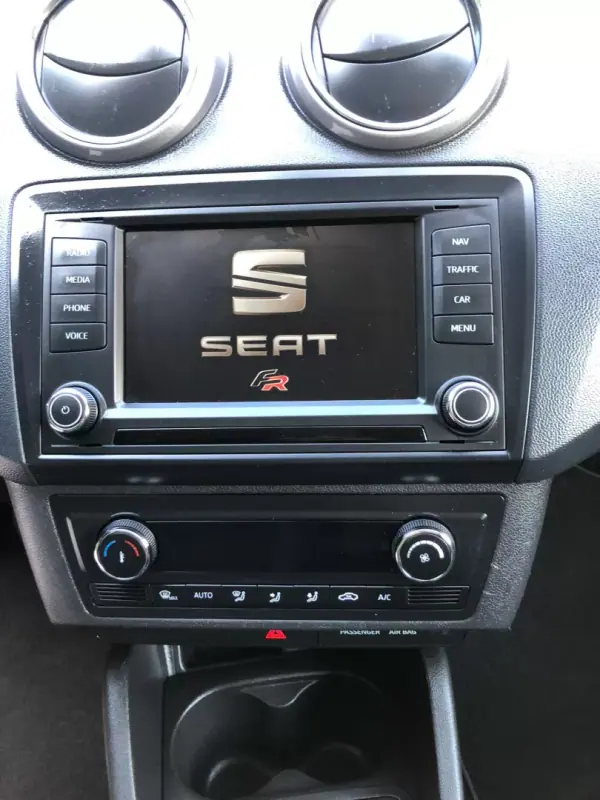 SEAT Ibiza 2016 - 10750 EUR, 142000 km - AUTO.MOTO.pt - 142000km - foto 15 de 33