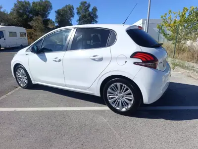 Peugeot 208 2017 — photo 6 of 20