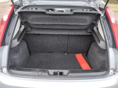 Fiat Grande Punto 2006 - 2750 EUR, 210000 km - AUTO.MOTO.pt - 210000km - foto 8 de 20