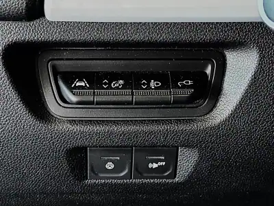 Renault Zoe 2020 - 16500 EUR, 105000 km - AUTO.MOTO.pt - 105000km - foto 18 de 34