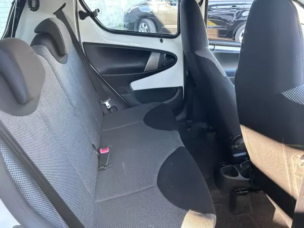 Toyota Aygo 2014 - 8900 EUR, 134000 km - AUTO.MOTO.pt - 134000km - foto 14 de 22