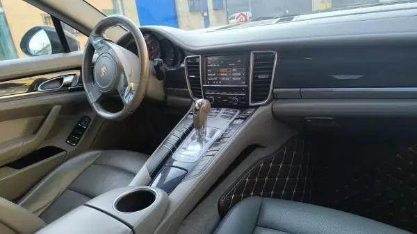 Porsche Panamera 2011 - 29900 EUR, 190000 km - AUTO.MOTO.pt - 190000km - foto 10 de 15