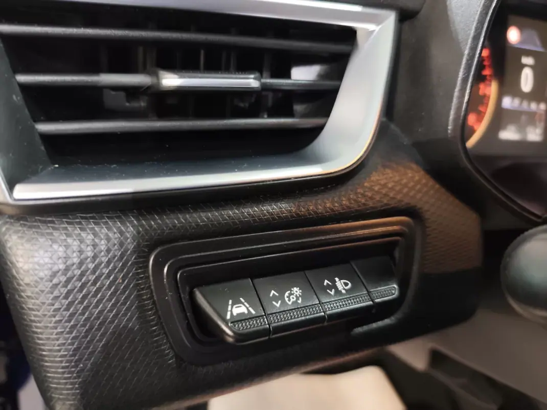 Renault Clio 2022 - 12990 EUR, 106000 km - AUTO.MOTO.pt - 106000km - foto 17 de 24