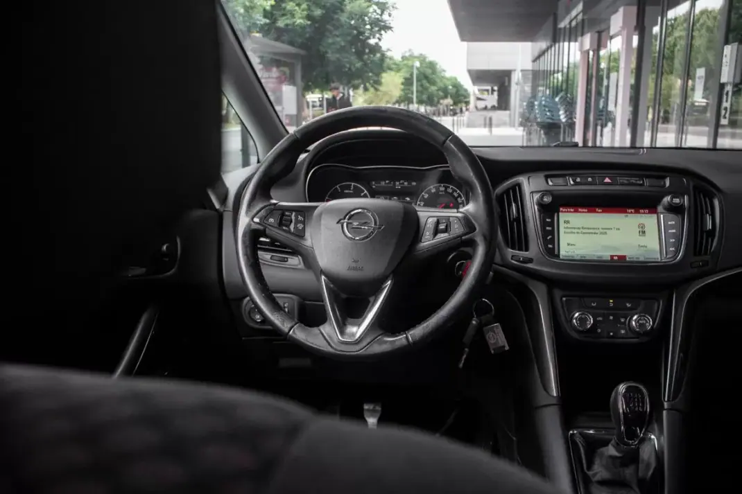 Opel Zafira 2018 - 13990 EUR, 142396 km - AUTO.MOTO.pt - 142396km - foto 30 de 37