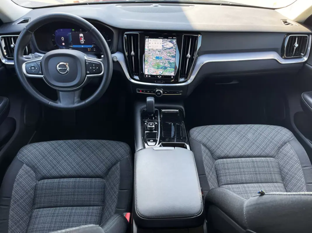 Volvo V60 2022 - 33990 EUR, 85300 km - AUTO.MOTO.pt - 85300km - foto 9 de 27