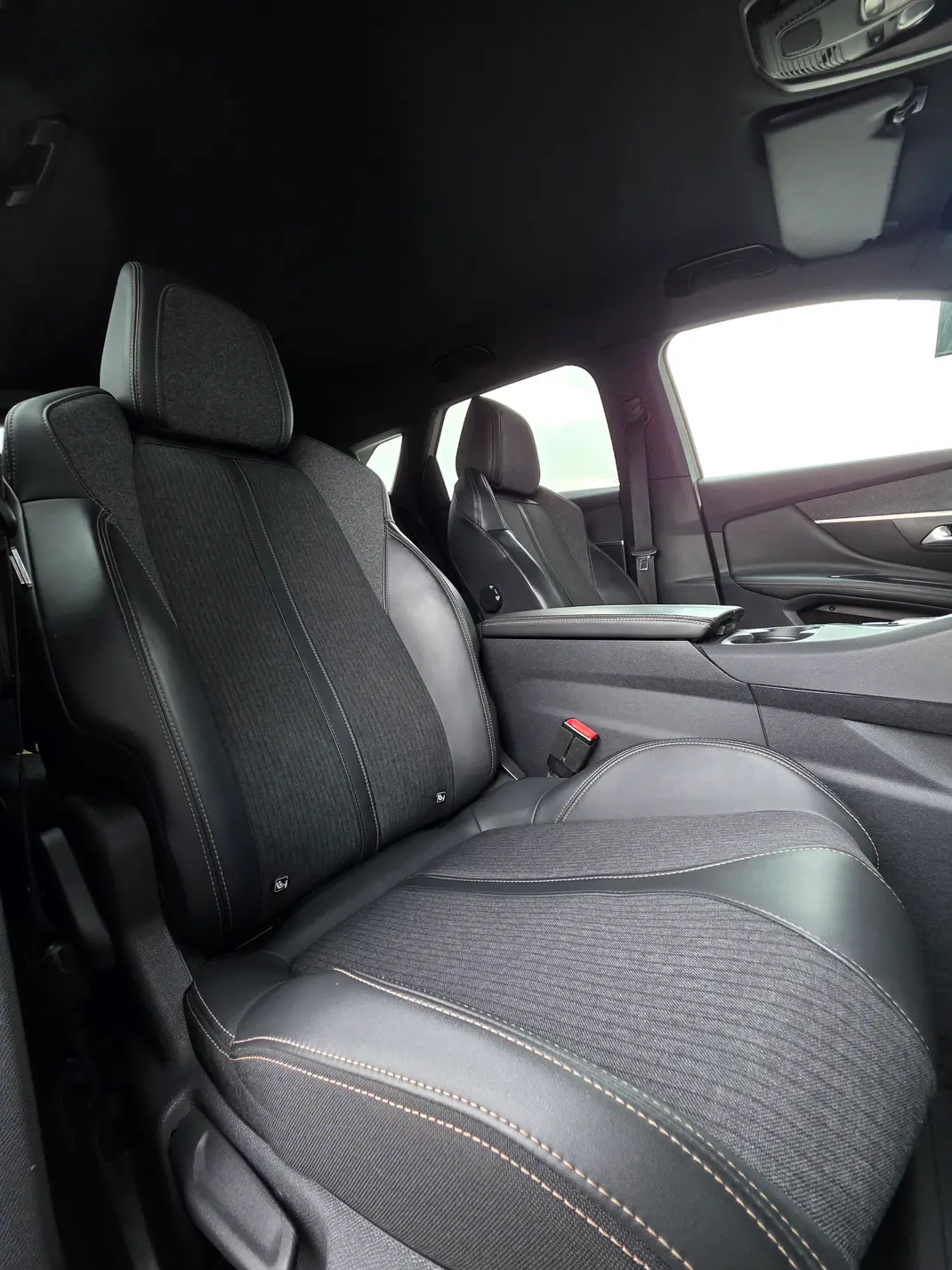 Peugeot 3008 2018 - 22290 EUR, 95000 km - AUTO.MOTO.pt - 95000km - foto 9 de 10