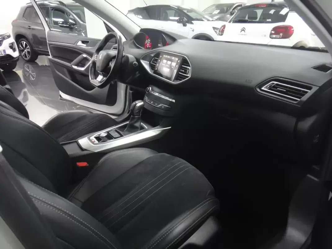 Peugeot 308 2016 - 10500 EUR, 136000 km - AUTO.MOTO.pt - 136000km - foto 19 de 26