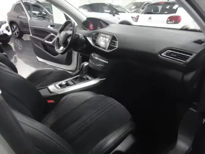 Peugeot 308 2016 - 10500 EUR, 136000 km - AUTO.MOTO.pt - 136000km - foto 19 de 26