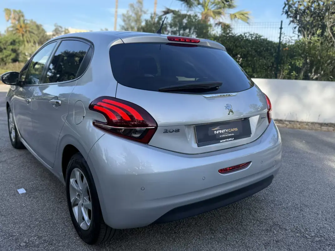 Peugeot 208 2016 - 8999 EUR, 44000 km - AUTO.MOTO.pt - 44000km - foto 6 de 18