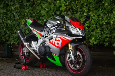 Aprilia RSV4 1100 2018 - 16500 EUR, 14200 km - AUTO.MOTO.pt - 14200km - foto 2 de 9