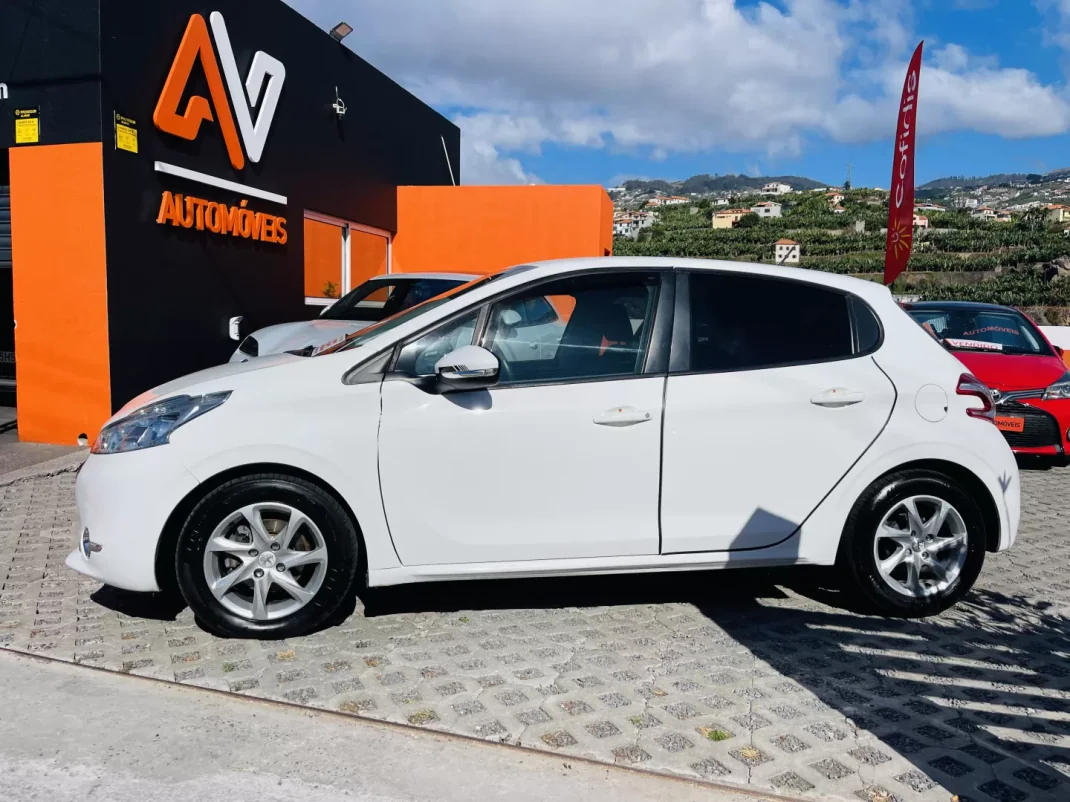Peugeot 208 2013 - 9950 EUR, 188022 km - AUTO.MOTO.pt - 188022km - foto 4 de 12