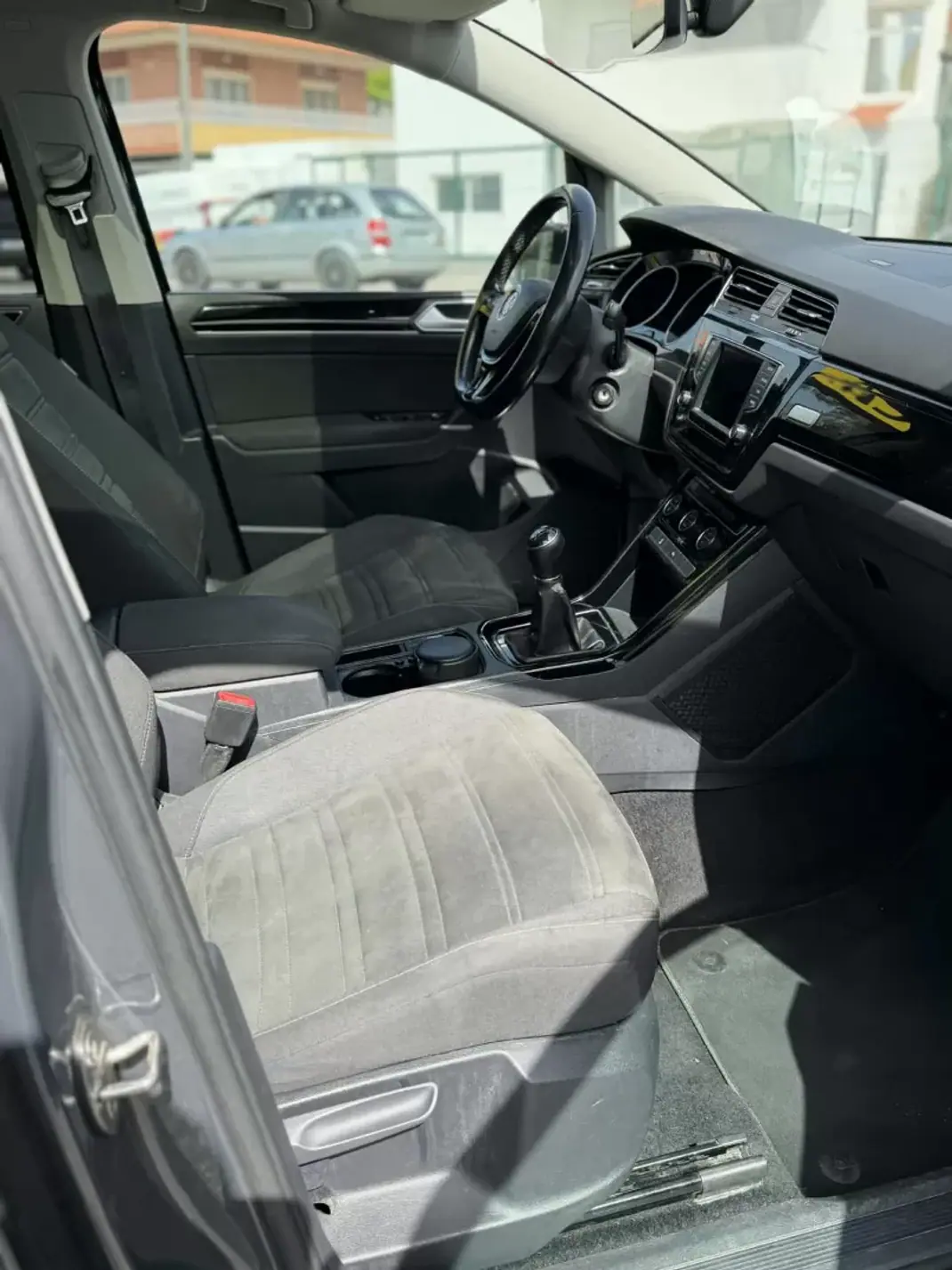 Volkswagen Touran 2016 - 18480 EUR, 119000 km - AUTO.MOTO.pt - 119000km - foto 3 de 4