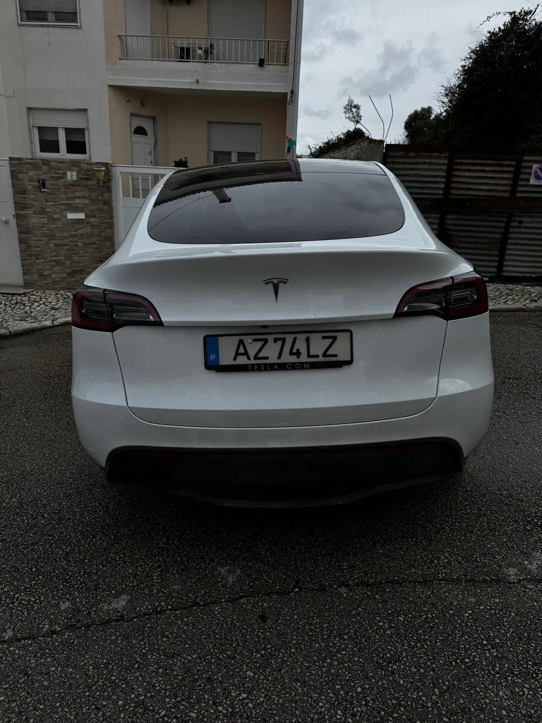 Tesla Model Y 2024 - 30000 EUR, 115000 km - AUTO.MOTO.pt - 115000km - foto 2 de 2