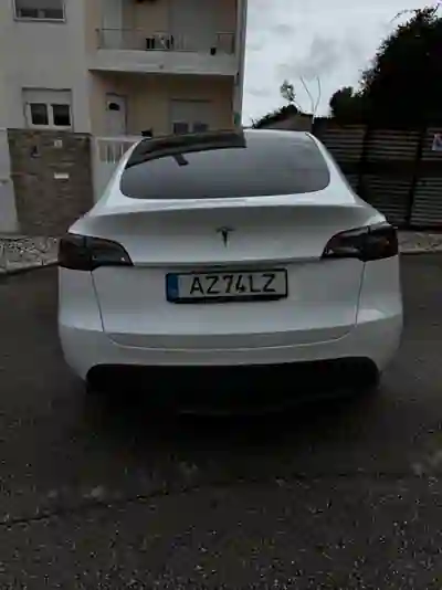 Tesla Model Y 2024 - 30000 EUR, 115000 km - AUTO.MOTO.pt - 115000km - foto 2 de 2