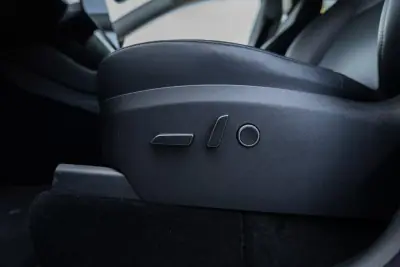 Tesla Model Y 2023 - 37900 EUR, 75000 km - AUTO.MOTO.pt - 75000km - foto 22 de 28