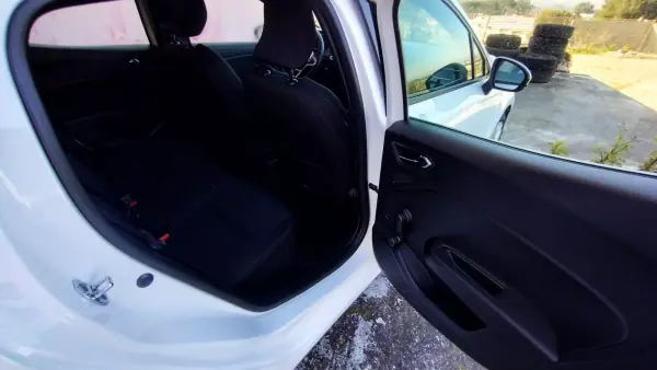 Renault Clio 2021 - 13999 EUR, 63000 km - AUTO.MOTO.pt - 63000km - foto 20 de 38