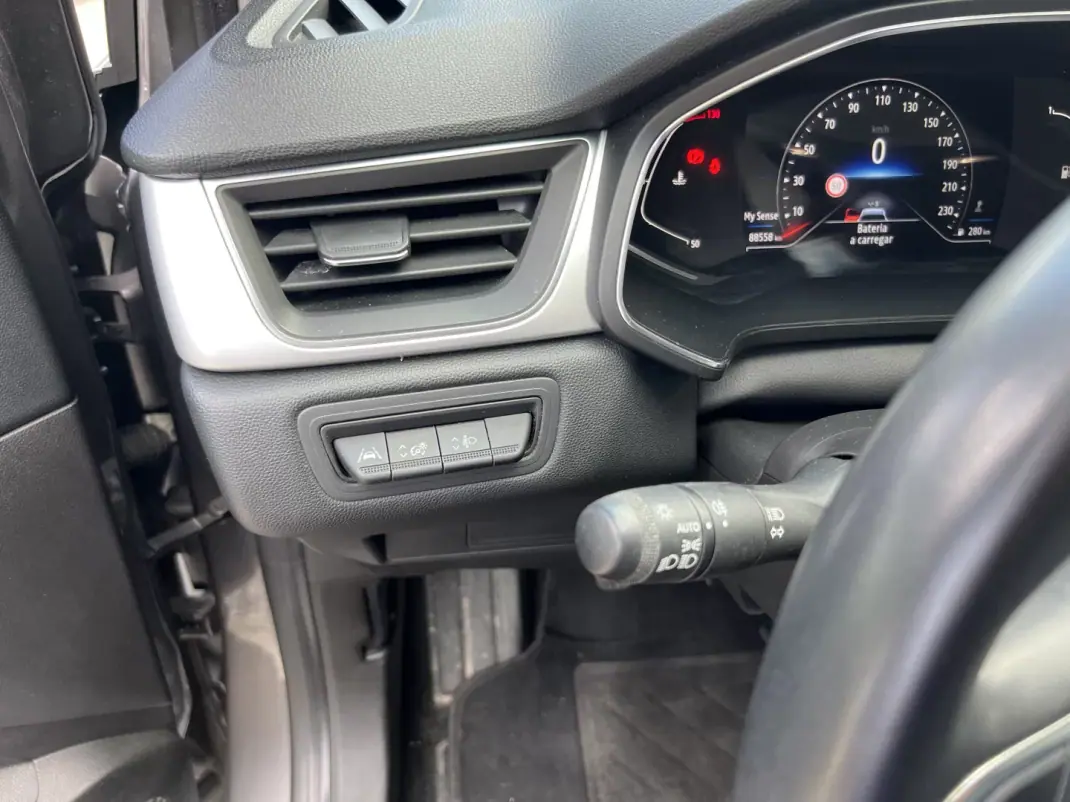 Renault Captur 2023 - 17399 EUR, 88500 km - AUTO.MOTO.pt - 88500km - foto 12 de 16