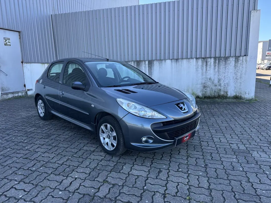 Peugeot 206 2010 - 5990 EUR, 158000 km - AUTO.MOTO.pt - 158000km - foto 4 de 16