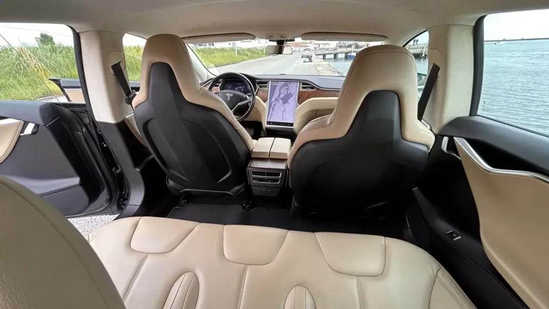 Tesla Model S 2017 - 21500 EUR, 155000 km - AUTO.MOTO.pt - 155000km - foto 11 de 17