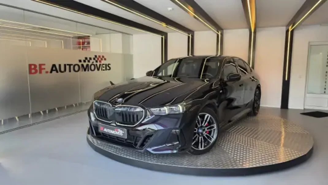 BMW 530e 2024 - 58900 EUR, 81874 km - AUTO.MOTO.pt - 81874km - foto 14 de 60