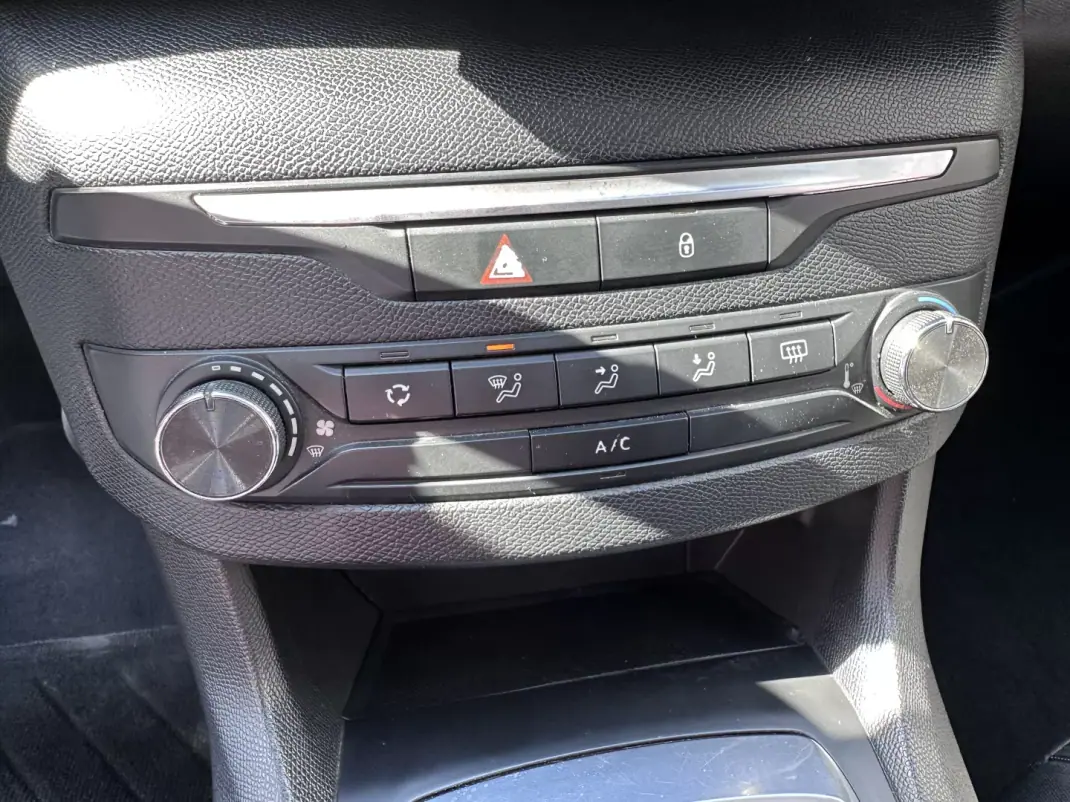 Peugeot 308 2018 - 12500 EUR, 280000 km - AUTO.MOTO.pt - 280000km - foto 16 de 32