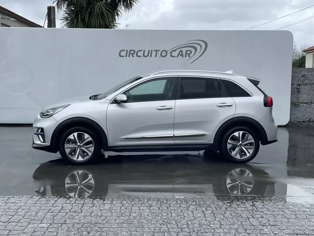 Kia e-Niro 2022 - 22300 EUR, 70330 km - AUTO.MOTO.pt - 70330km - foto 2 de 3