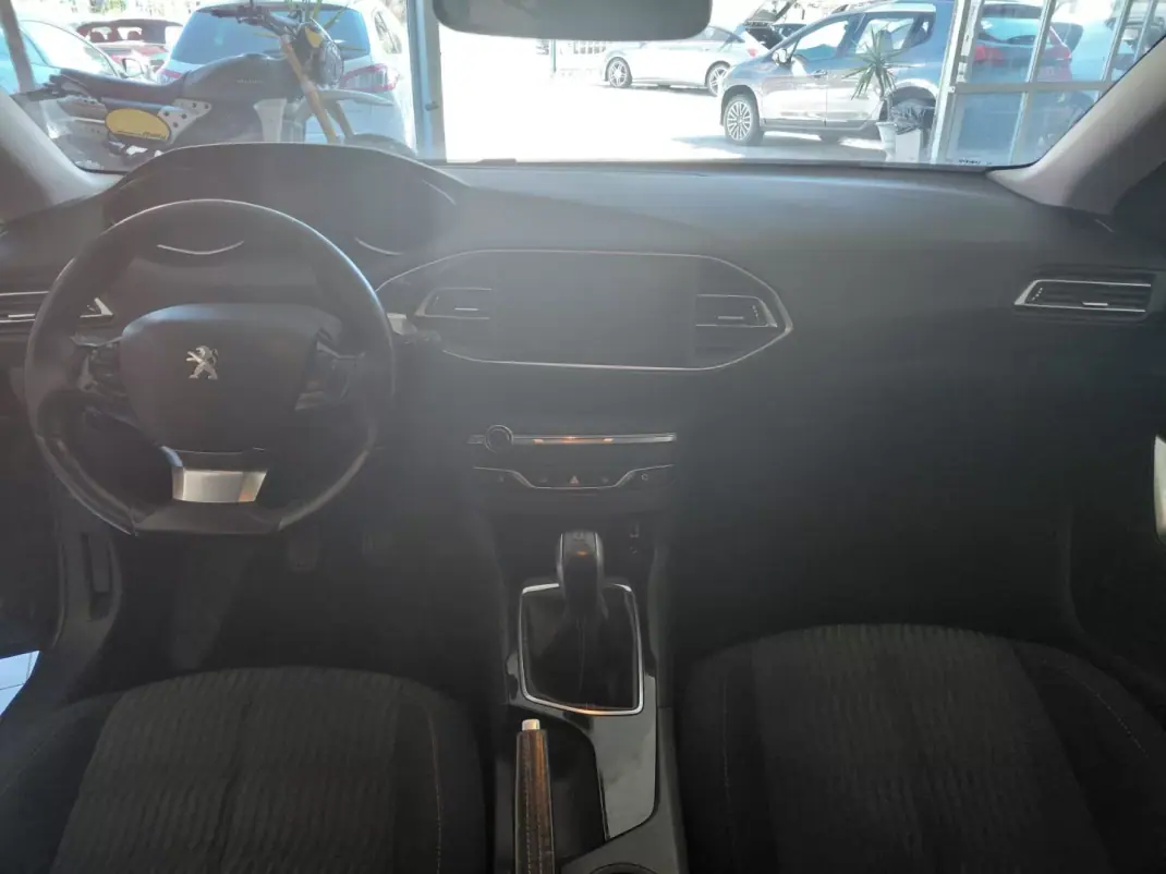 Peugeot 308 2016 - 9999 EUR, 145000 km - AUTO.MOTO.pt - 145000km - foto 11 de 18