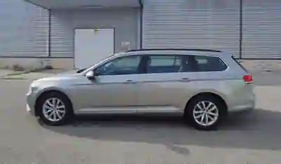 Volkswagen Passat Variant 2015 - 13750 EUR, 203000 km - AUTO.MOTO.pt - 203000km - foto 7 de 18