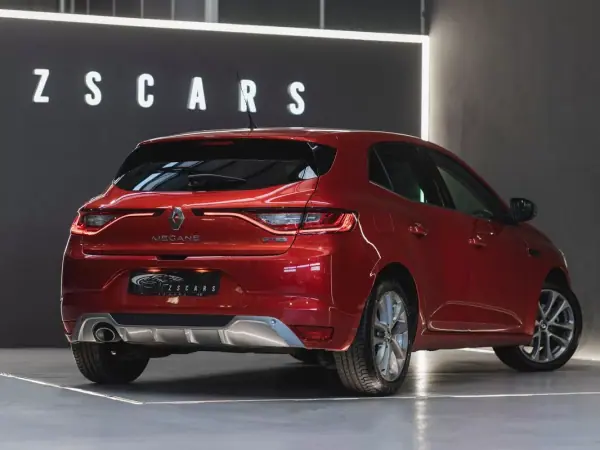 Renault Mégane 2017 - 15750 EUR, 110350 km - AUTO.MOTO.pt - 110350km - foto 8 de 16