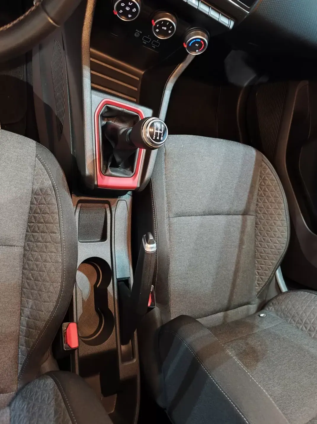 Renault Clio 2019 - 12300 EUR, 62000 km - 62000km - foto 17 de 22