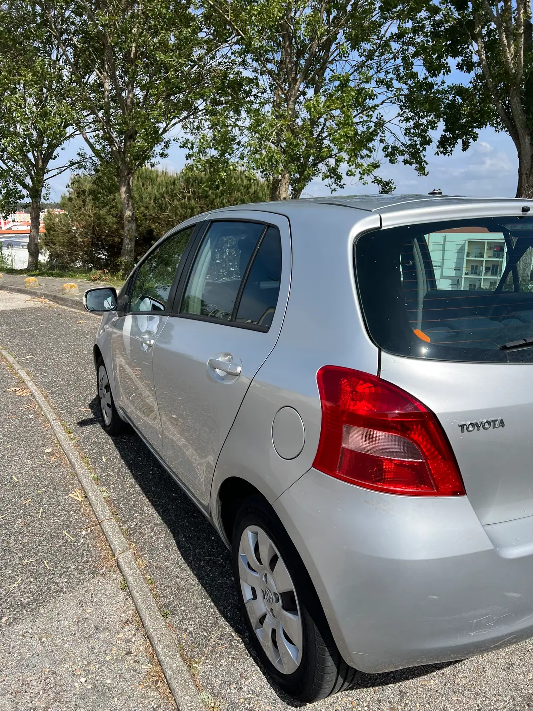 Toyota Yaris 2008 - 4990 EUR, 101600 km - AUTO.MOTO.pt - 101600km - foto 3 de 10