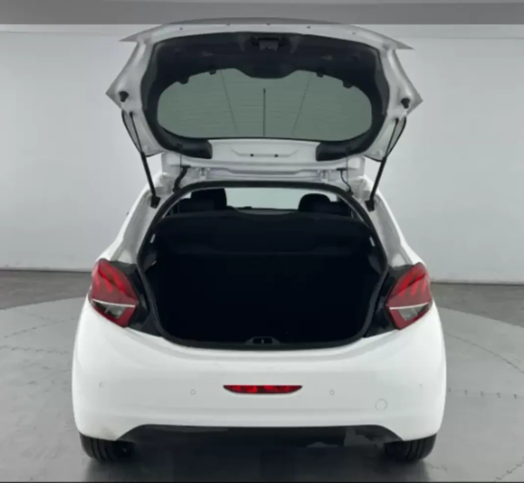 Peugeot 208 2015 - 7490 EUR, 113000 km - AUTO.MOTO.pt - 113000km - foto 12 de 21