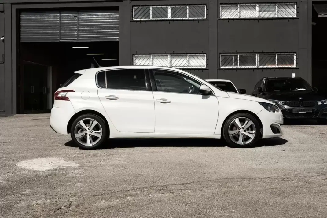 Peugeot 308 2015 - 11999 EUR, 162656 km - AUTO.MOTO.pt - 162656km - foto 5 de 26