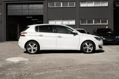 Peugeot 308 2015 - 11999 EUR, 162656 km - AUTO.MOTO.pt - 162656km - foto 5 de 26