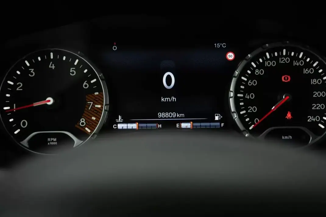 Jeep Renegade 2020 - 15999 EUR, 98800 km - AUTO.MOTO.pt - 98800km - foto 26 de 27