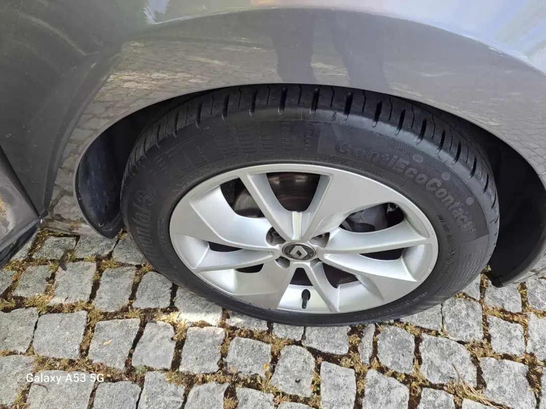 Renault Clio Sport Tourer 2016 - 8990 EUR, 145350 km - AUTO.MOTO.pt - 145350km - foto 17 de 19