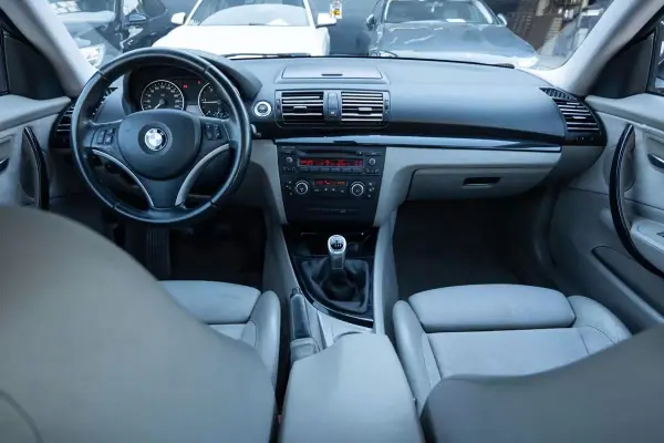 BMW 118 2010 - 9999 EUR, 279000 km - AUTO.MOTO.pt - 279000km - foto 15 de 18