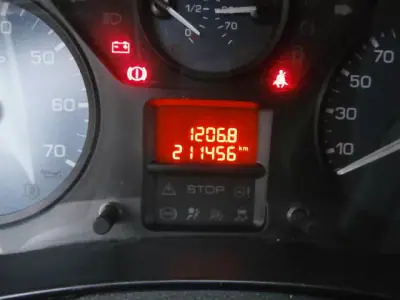 Peugeot Partner 2016 - 12900 EUR, 211456 km - AUTO.MOTO.pt - 211456km - foto 15 de 31