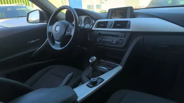 BMW 318 2015 - 12900 EUR, 195000 km - AUTO.MOTO.pt - 195000km - foto 5 de 20