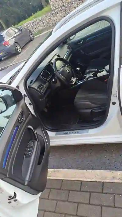 Renault Mégane 2018 - 12000 EUR, 124500 km - AUTO.MOTO.pt - 124500km - foto 12 de 17