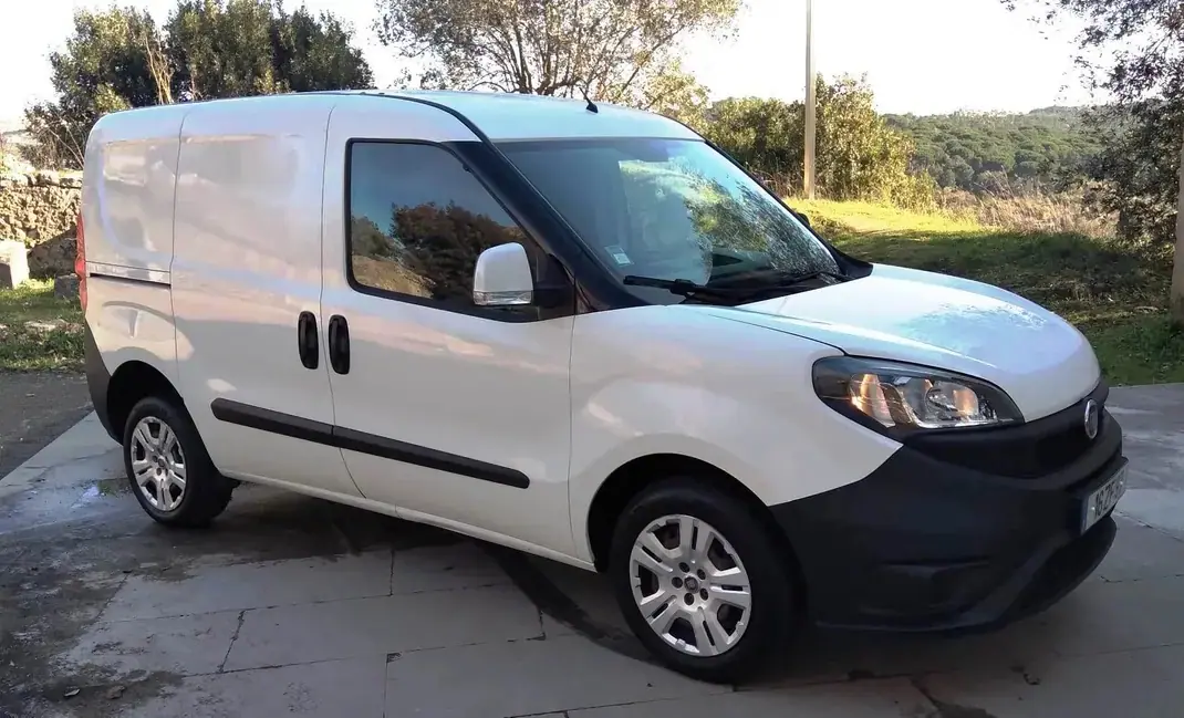 Fiat DOBLO CARGO 1.3 M-JET EASY 3 Lugares 2018 - 9250 EUR, 196000 km - AUTO.MOTO.pt - 196000km - foto 3 de 12